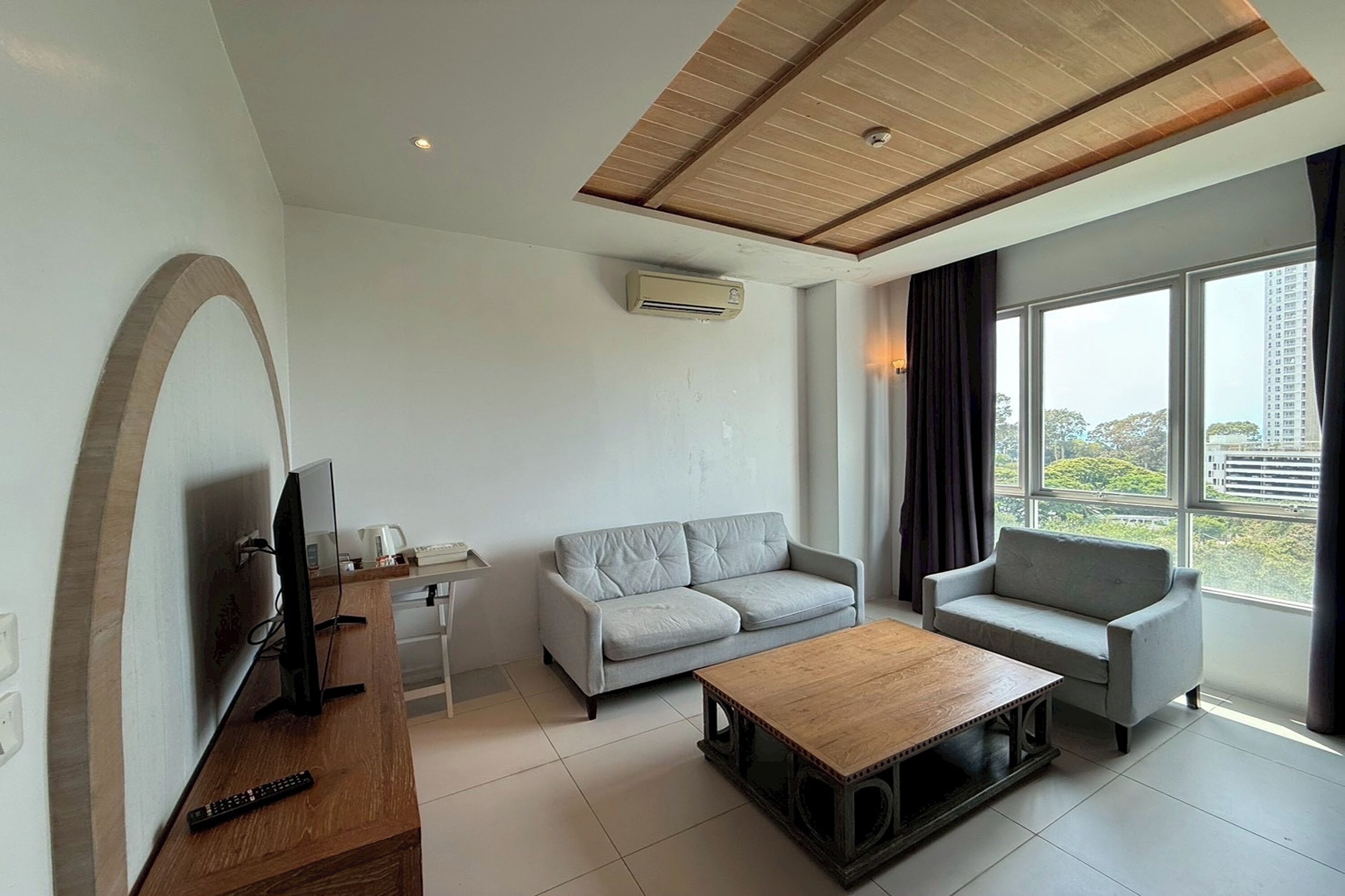 1 Bedroom Suite Jacuzzi Seaview | Zona de estar | Televisión de pantalla plana de 32 pulgadas con canales por cable