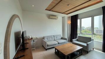 1 Bedroom Suite Jacuzzi Seaview | Zona de estar | Televisión de pantalla plana de 32 pulgadas con canales por cable
