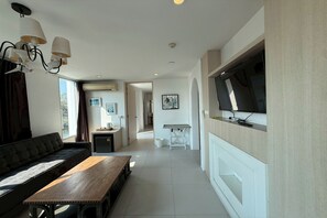 2 Bedroom Suite Jacuzzi Seaview | Skrivbord, strykjärn/strykbräda, gratis wi-fi och sängkläder