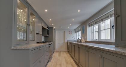 Hillside - Four Bedroom House, Sleeps 8
