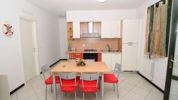 Apartemen, 3 kamar tidur (70/B) | Dapur pribadi | Lemari es besar, oven, kompor, dan peralatan masak/sendok-piring