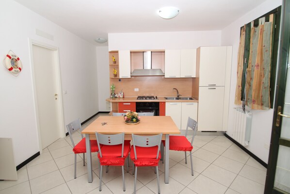 Huoneisto, 3 makuuhuonetta (70/B) | Yksityinen keittiö | Täysikokoinen jääkaappi, uuni, liesi