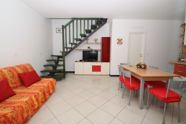 Apartment, 3 Schlafzimmer (70/B) | Wohnbereich | 32-Zoll-Flachbildfernseher mit Satellitenempfang, Fernseher