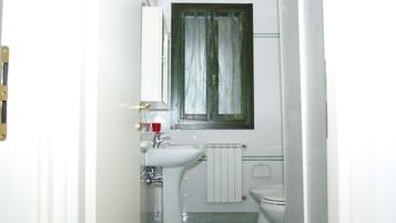 Apartment, 2 Bedrooms (70/A) | Bilik Mandi | Pancuran mandi, hulu semburan mandi hujan, bidet