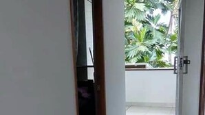 A corridor with a view of a balcony with plants. - Posada Rocky 2 (San Andrés)