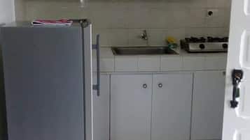 Apartemen Keluarga | Dapur pribadi | Lemari es, kompor, dan peralatan masak/sendok-piring