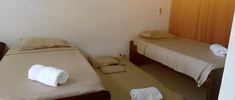 Decoración personalizada, muebles diferentes y cortinas blackout