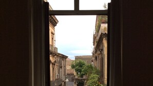 An open balcony with a view of a narrow street lined with buildings. - home in the historic center of Catania (Catania)