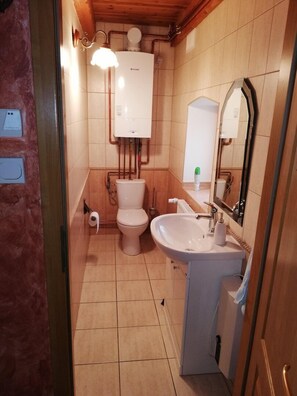 Casa, 3 habitaciones | Baño | Bañera y toallas