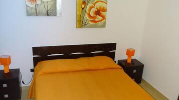 Bureau, lits bébé (en supplément), lits pliants/supplémentaires