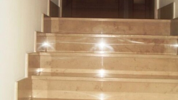 A set of marble stairs leading to a wooden door. - B&B Soleluna (Veglie)