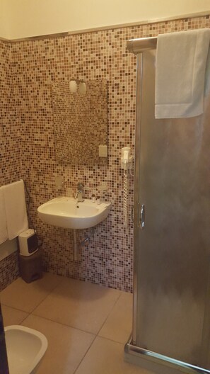 Quadruple Room | Bathroom | Shower, hair dryer, bidet, towels - B&B Soleluna (Veglie)