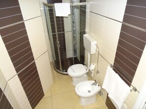 Bruser, hårtørrer, bidet, håndklæder
