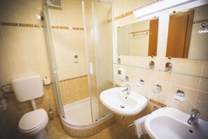 Luxury Triple Room | Bathroom | Shower, hair dryer, towels, soap - Hotel Tisa (Hoce-Slivnica)