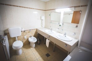 Ducha, secador de pelo, toallas, jabón