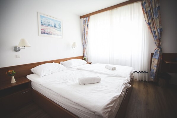 Habitación doble | Ropa de cama de alta calidad y minibar 