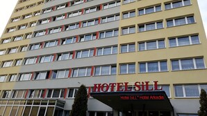 Un edificio de hotel de varios pisos con un letrero que dice 'HOTELSILL Hotel Arkadia'.