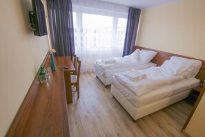 Kahden hengen standard-huone (kaksi sänkyä) | Oleskelualue | Taulutelevisio