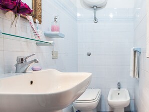 Huoneisto, 1 makuuhuone | Kylpyhuone | Suihku, hiustenkuivaaja, bidee, pyyhkeet
