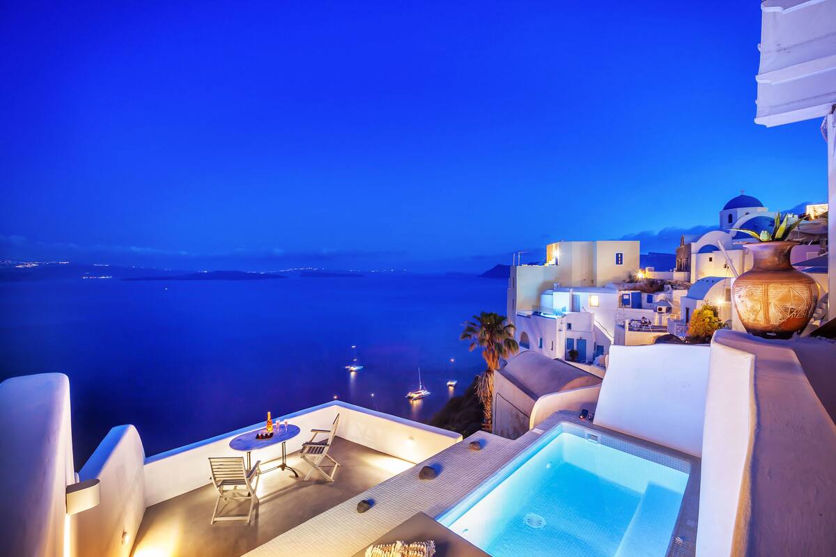 Eine Dachterrasse mit Pool, Sitzgelegenheiten und Blick auf das Meer im Abendlicht.