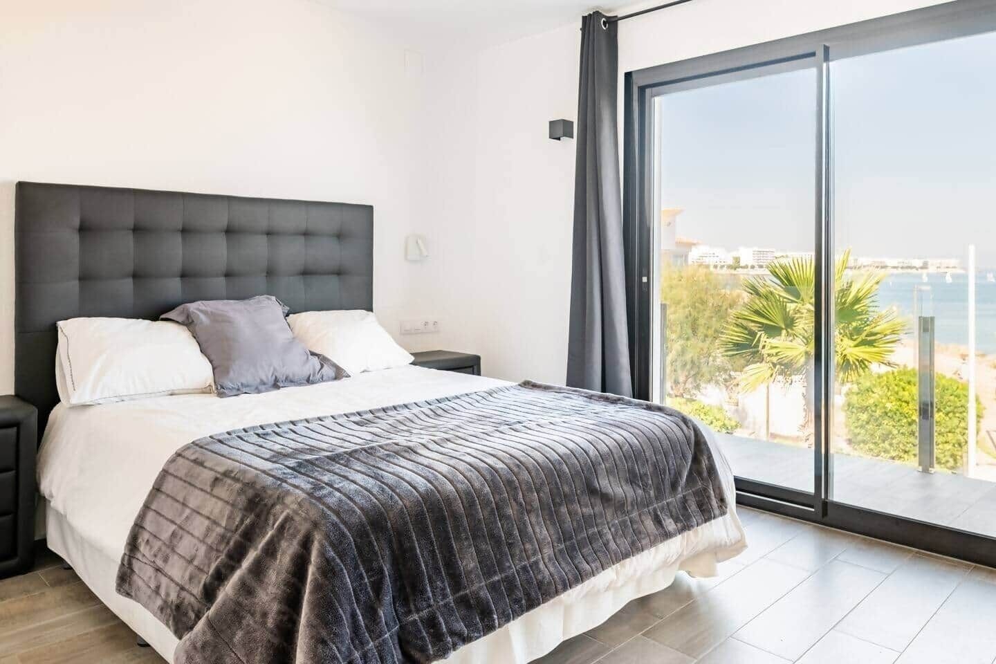 6 bedrooms, desk, iron/ironing board, free WiFi
