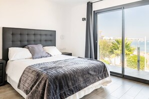 6 slaapkamers, een bureau, een strijkplank/strijkijzer, gratis wifi