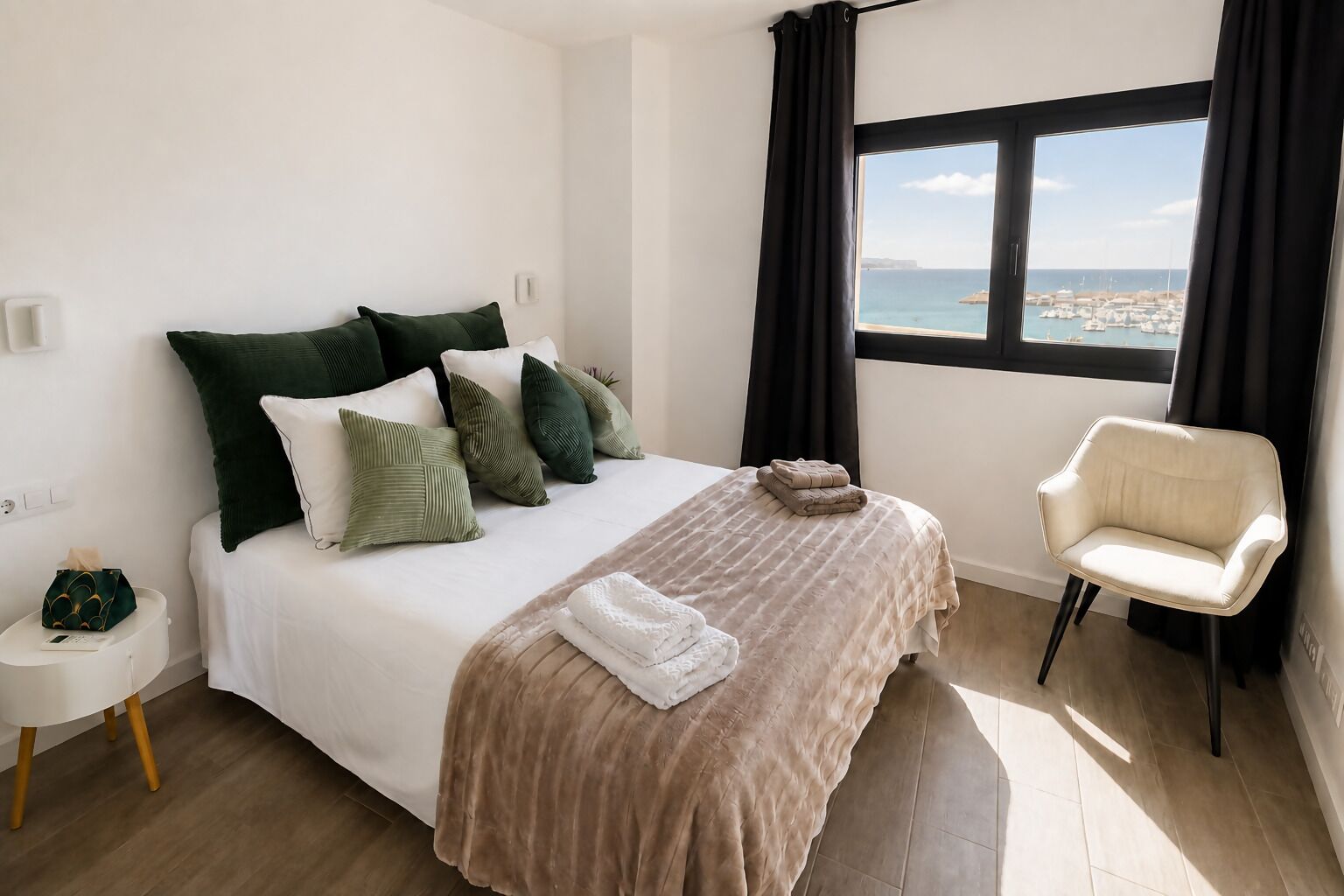 6 bedrooms, desk, iron/ironing board, WiFi (free)