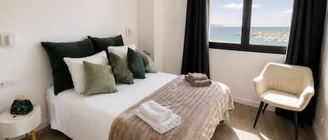 6 bedrooms, desk, iron/ironing board, WiFi (free)