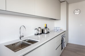 Geladeira grande, micro-ondas, fogão, cooktop