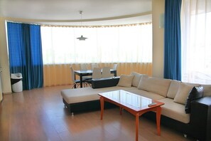 Studio, Balcony, Sea View | Living area