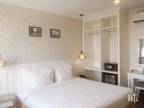 Minibar, cortinas blackout, tabla de planchar con plancha y wifi gratis 