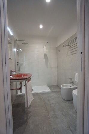 Shower, rainfall showerhead, free toiletries, hair dryer