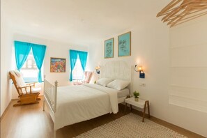 Apartamento Confort, vistas al mar | 4 dormitorios, decoración individual, mobiliario individual y escritorio