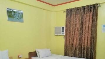 Deluxe Triple Room | Desk, free WiFi