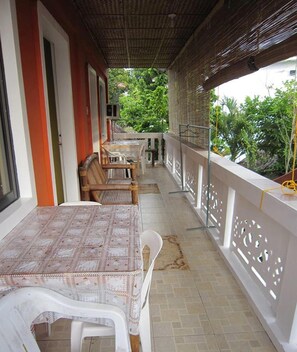 Chambre Triple Deluxe | Balcon