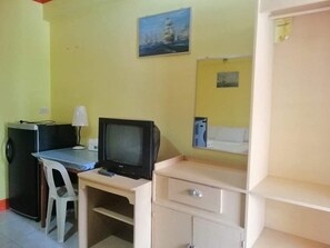 Deluxe Triple Room | Desk, free WiFi - M&E Guesthouse (Boracay Island)