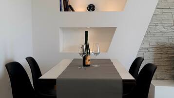 Comfort Apartment, Sea View | In-room dining