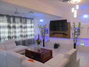 Luksusleilighet | Oppholdsrom | En 43-tommers LED-TV med Parabol-TV samt TV