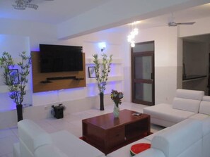 Luxury-Apartment | Wohnzimmer | 43-Zoll-LED-Fernseher mit Satellitenempfang, Fernseher