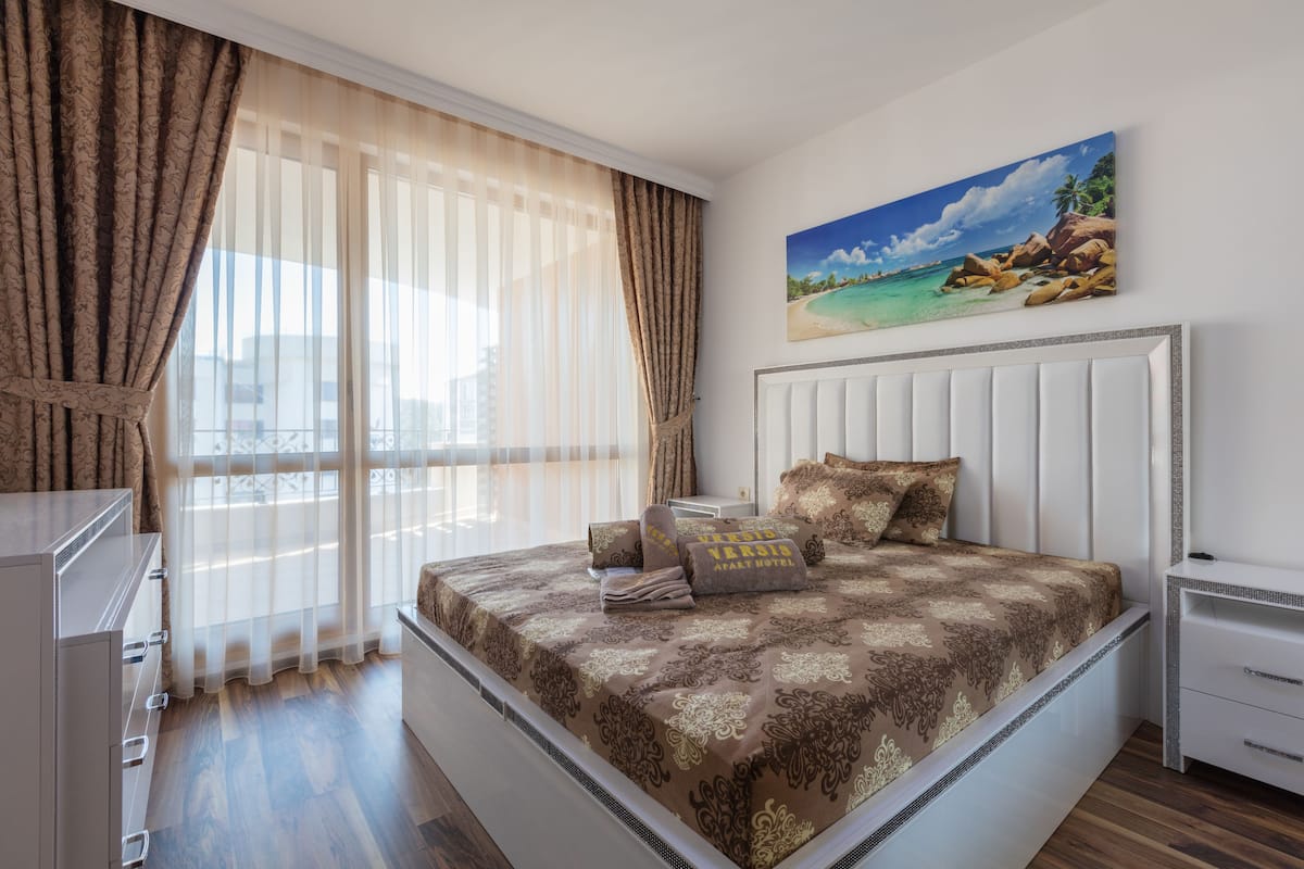 Blackout curtains, soundproofing, free cots/infant beds, free WiFi