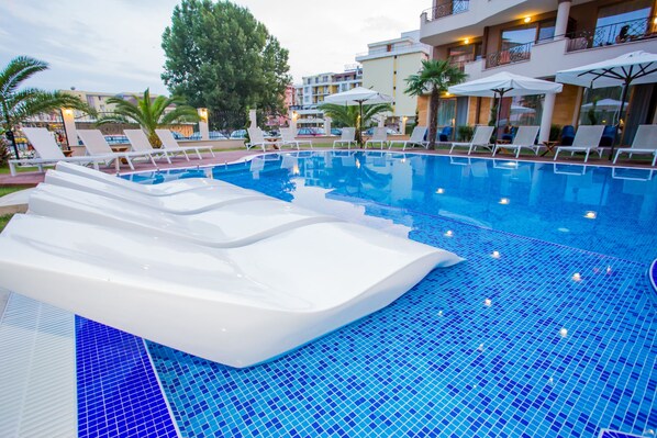 Piscine extérieure en saison