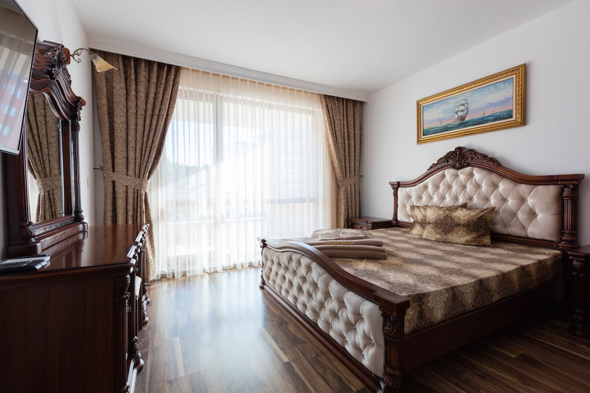 Apartamento Deluxe, balcón, vistas a la piscina | Cortinas opacas, sistema de insonorización, cunas gratuitas
