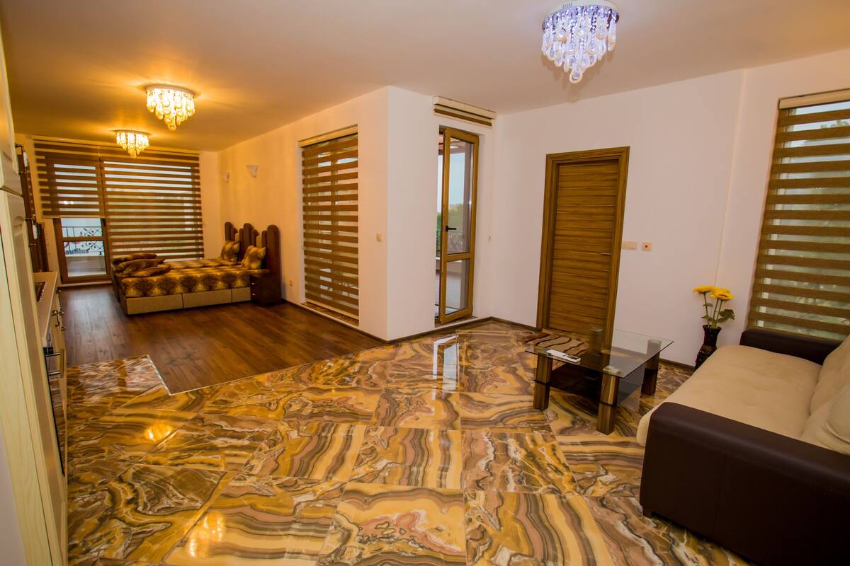 Estudio Deluxe, balcón, vistas a la piscina | Cortinas opacas, sistema de insonorización, cunas gratuitas