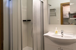 Basic Apartment (Typ A) | Bathroom | Hair dryer, towels - Ostbacher-Stern (Leutasch)