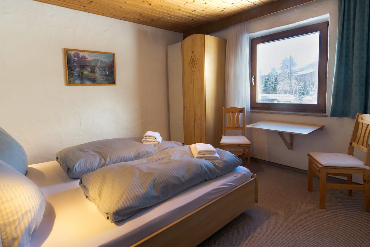 Habitación básica doble, 1 habitación (Typ E) | Área de sala de estar | Televisión de pantalla plana de 38 pulgadas con canales vía satélite