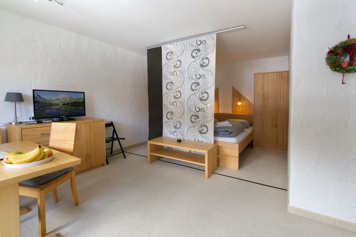 Departamento básico (Typ A) | Espacio para trabajar con laptop, wifi gratis y ropa de cama