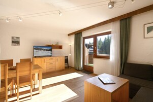 Espacio para trabajar con laptop, wifi gratis y ropa de cama