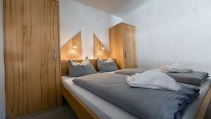 Espacio para trabajar con laptop, wifi gratis y ropa de cama 