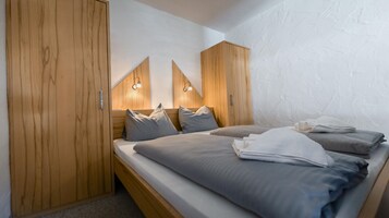 Espacio para trabajar con laptop, wifi gratis y ropa de cama