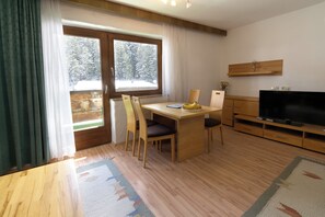 Classic Apartment (Typ B) | Living room | 38-inch flat-screen TV with satellite channels - Ostbacher-Stern (Leutasch)